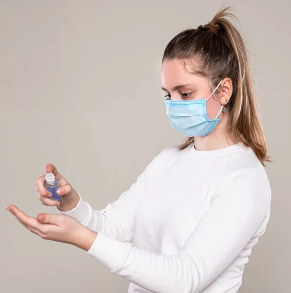Hygiene Und Gesundheitskonzept Teenager Mädchen Maske Mit Alkohol Oder Antibakterienspray — Stockfoto