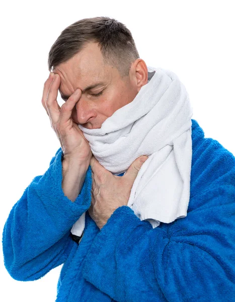 ストレスの概念 白い背景の上にタオルに包まれたバスローブの病人 — ストック写真