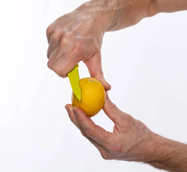 Renforcer Immunité Concept Santé Homme Cutiing Citron Sur Fond Blanc — Photo