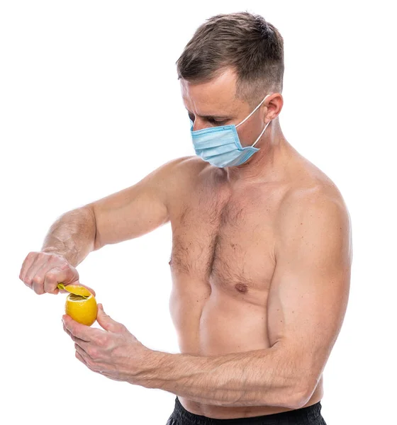 Aumentar Conceito Imunidade Cuidados Saúde Homem Máscara Protetora Cutiing Limão — Fotografia de Stock