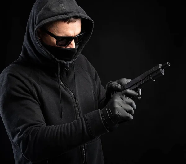 Mann Schwarzem Kapuzenpulli Mit Pistole Posiert Vor Schwarzem Hintergrund — Stockfoto