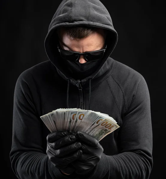 Financieringsconcept Man Zwart Masker Hoody Houden Pak Dollars Zwarte Achtergrond — Stockfoto