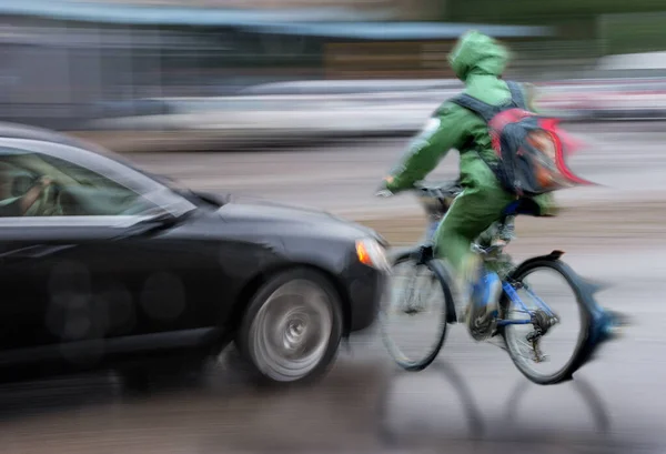 Niebezpieczna Sytuacja Ruchu Miejskim Rowerzystą Samochodem Mieście Ruchu Rozmyte Nieostry — Zdjęcie stockowe