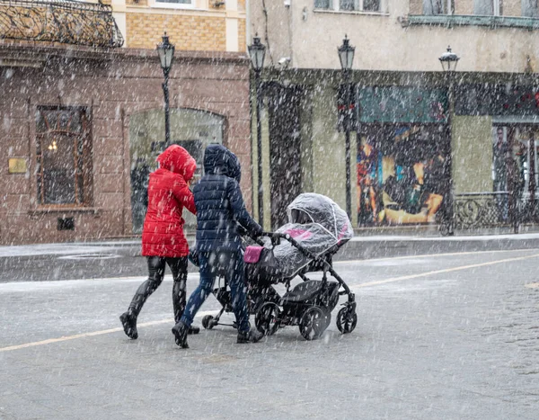 Familie Beim Spaziergang Mit Dem Kind Kinderwagen Einem Verschneiten Wintertag — Stockfoto