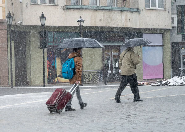 冬の雪の日に通りを行く忙しい街の人々 意図的な動きのぼかし 専用画像 — ストック写真