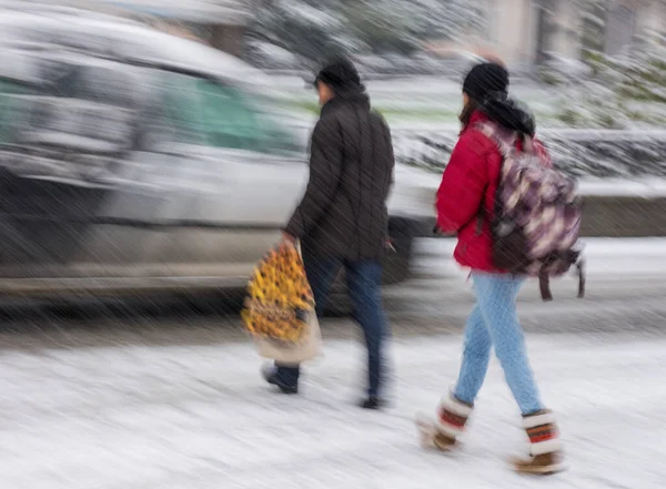Zajęty Miasto Człowiek Idę Ulica Zimowy Śnieżny Dzień Celowe Rozmycie — Zdjęcie stockowe