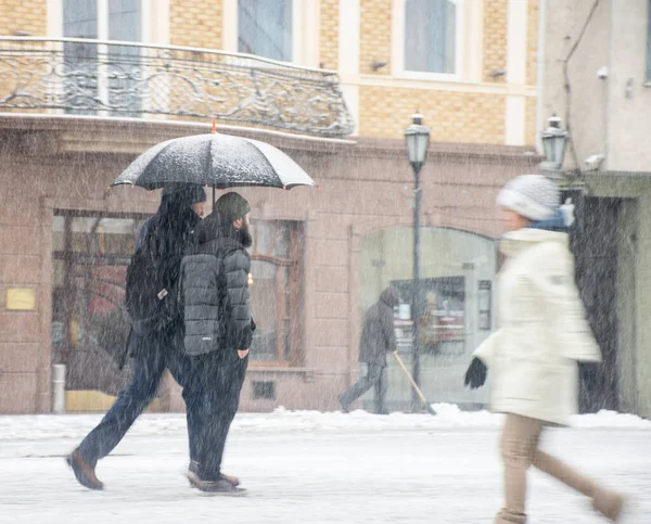 Şehir Halkı Kışın Karlı Bir Günde Cadde Boyunca Ilerliyorlar Kasıtlı — Stok fotoğraf