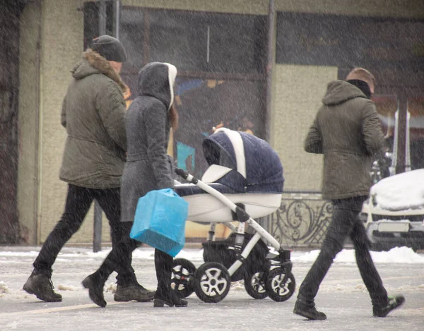 冬の雪の日にベビーカーで子供と家族で歩く 意図的な動きのぼかし 専用画像 — ストック写真