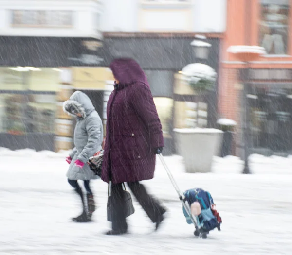 Des Citadins Occupés Marchant Dans Rue Par Temps Neigeux Hiver — Photo