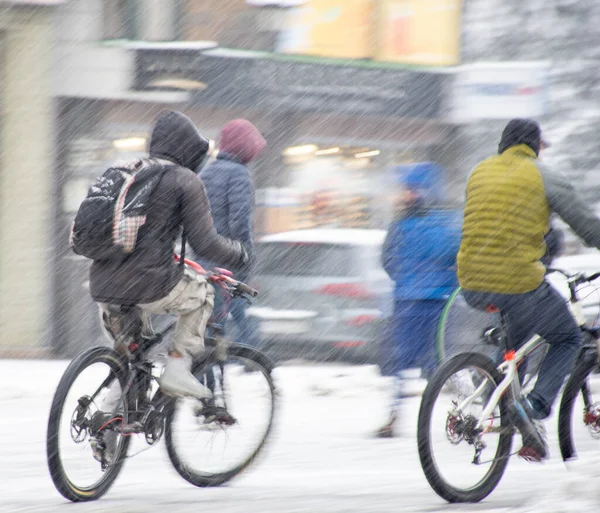 Велосипедисти Міській Проїжджій Частині Сніжний День Розмиваються Дефокусоване Зображення — стокове фото