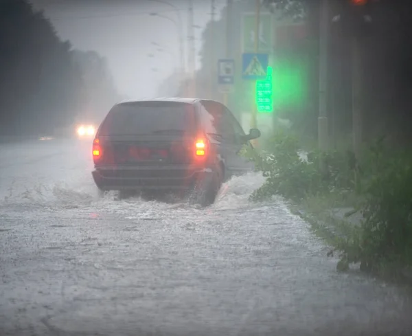Şehirde Güçlü Yağmur Şiddetli Yağışların Ardından Şehrin Caddesi Sular Altında — Stok fotoğraf