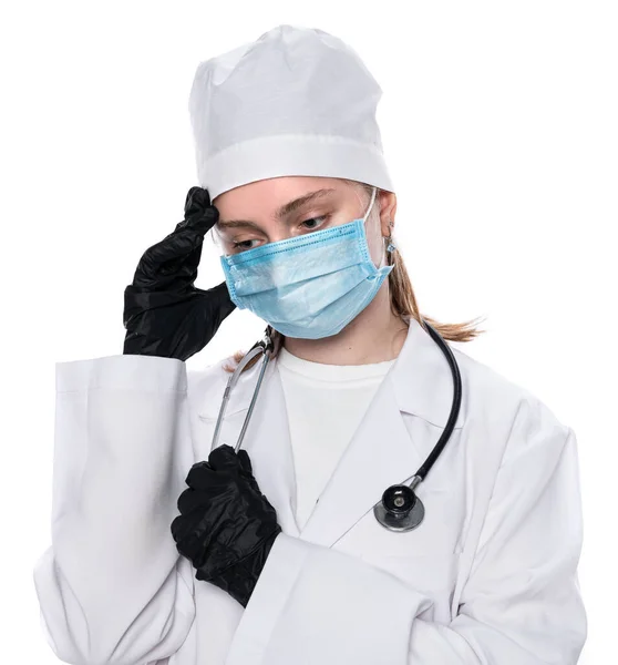 Kvinna Läkare Medicinsk Ansiktsmask Och Handskar Med Stetoskop Över Vit — Stockfoto