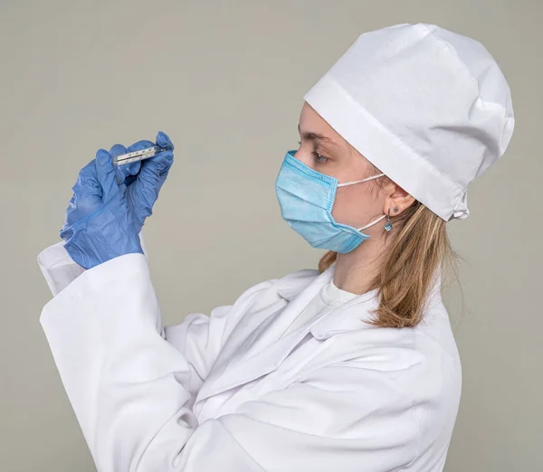 Salud Concepto Médico Mujer Doctora Mascarilla Médica Guantes Con Termómetro —  Fotos de Stock