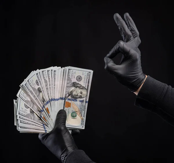 Concepto Finanzas Hombre Con Guantes Negros Sosteniendo Paquete Dólares Sobre — Foto de Stock