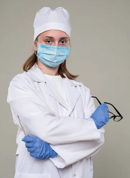 Hälso Och Sjukvård Koncept Kvinna Läkare Medicinsk Ansiktsmask Och Handskar — Stockfoto