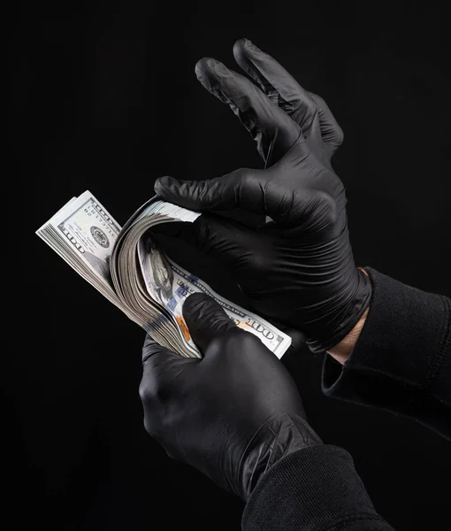 Concepto Finanzas Hombre Con Guantes Negros Sosteniendo Paquete Dólares Sobre — Foto de Stock