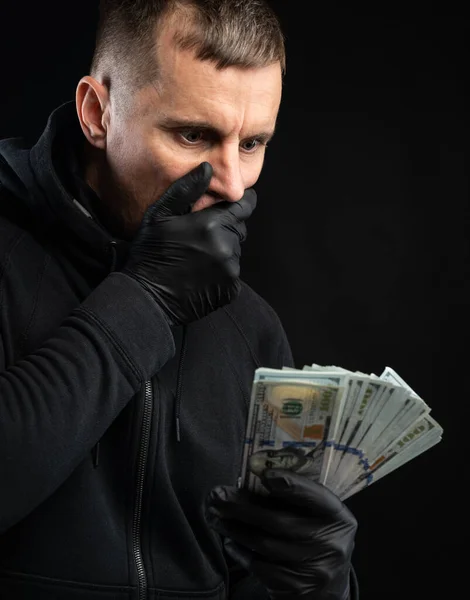 Bedrijfs Financieel Concept Geschokt Man Zwart Hoody Holding Pack Van — Stockfoto