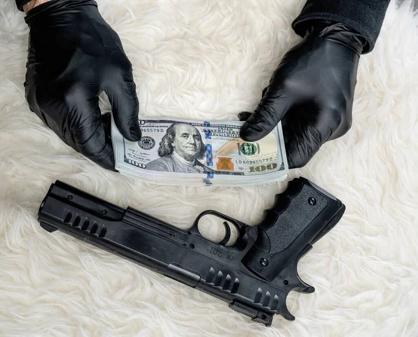 Close Zicht Pistool Dollars Handen Van Overvaller Handschoenen — Stockfoto