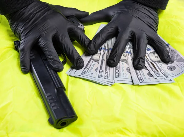 Närbild Pistol Och Dollar Händerna Rånare Handskar — Stockfoto