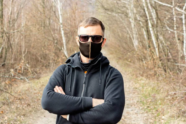 Koncepcja Opieki Zdrowotnej Medycyny Portret Mężczyzny Noszącego Maskę Ochronną Zewnątrz — Zdjęcie stockowe