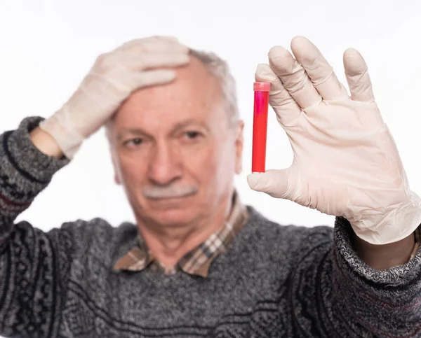 Starší Muž Rukavicích Drží Zkumavku Krví Bílém Pozadí Epidemické Testy — Stock fotografie