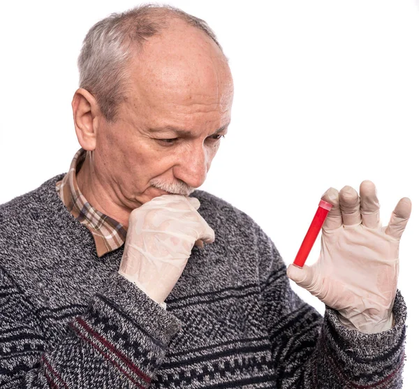 Starší Muž Rukavicích Drží Zkumavku Krví Bílém Pozadí Epidemické Testy — Stock fotografie