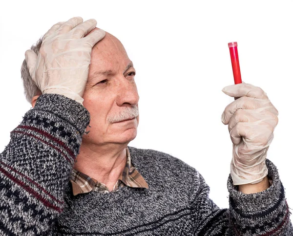 Senior Man Handschoenen Met Reageerbuis Met Bloed Witte Achtergrond Epidemische — Stockfoto