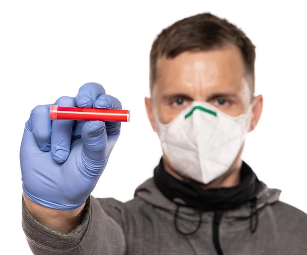 マスクと手袋の男は白い背景に血液と試験管と注射器を保持します 流行検査 — ストック写真