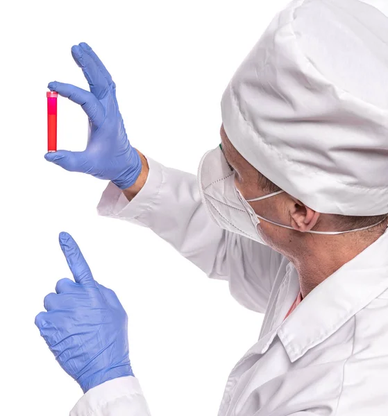 Lekarz Masce Rękawiczkach Trzymający Probówkę Krwią Białym Tle Badanie Epidemiologiczne — Zdjęcie stockowe
