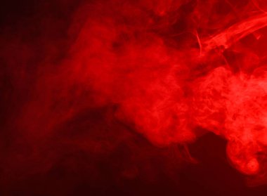 Siyah arkaplanda kırmızı duman