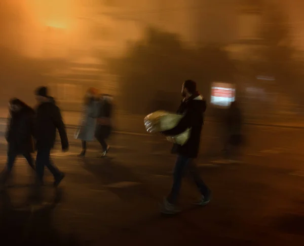 Des Citadins Occupés Croisement Zèbre Nuit Situation Dangereuse Flou Mouvement — Photo