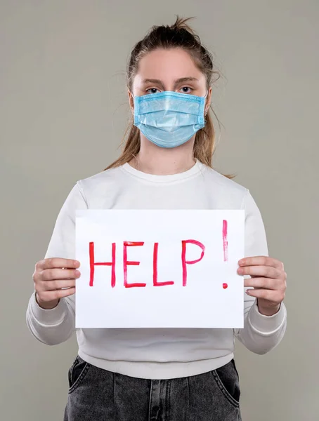 Teenager Mädchen Schutzmaske Mit Einem Help Zeichen Covid Coronavirus Konzept — Stockfoto