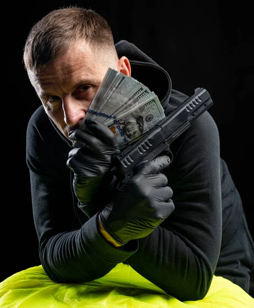 Man Svart Hoody Med Pistol Och Pack Dollar Över Svart — Stockfoto