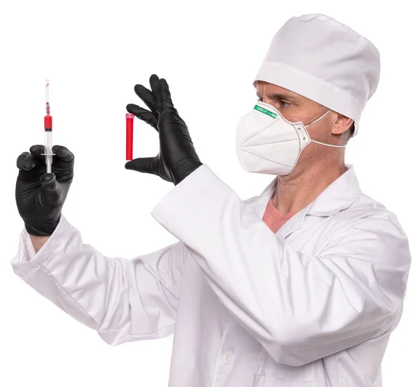 マスクや手袋の医師は白い背景の上に血液と試験管と注射器を保持 流行検査 — ストック写真