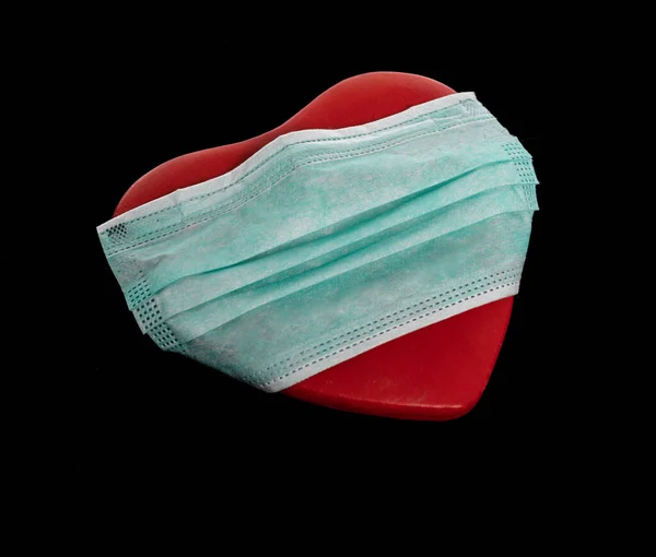 Lékařská Maska Červeném Srdci Přes Černé Pozadí — Stock fotografie