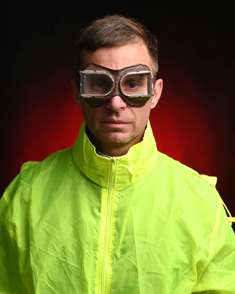 Mladý Muž Pracovním Oblečení Svařování Brýle Pózovat Přes Tmavě Červené — Stock fotografie