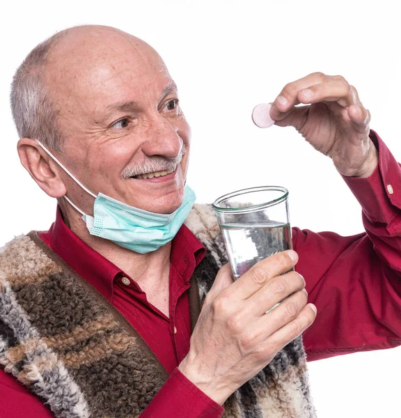 Glimlachende Senior Man Neemt Een Voedingssupplement Witte Achtergrond — Stockfoto