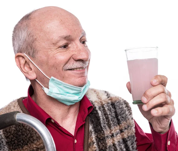 Glimlachende Senior Man Neemt Een Voedingssupplement Witte Achtergrond — Stockfoto