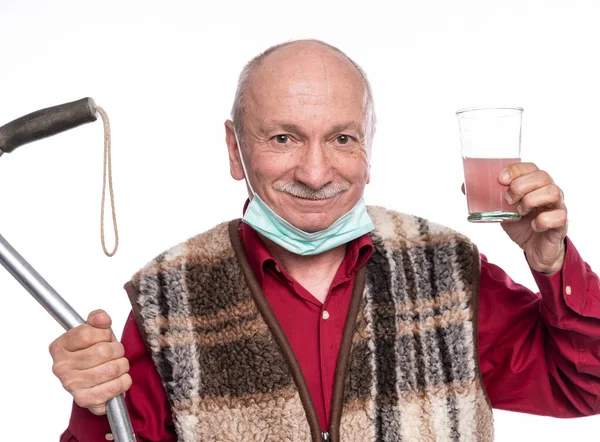 Leende Senior Man Som Tar Ett Kosttillskott Över Vit Bakgrund — Stockfoto