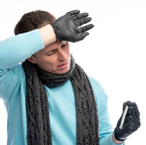卫生保健和医疗概念 戴防护手套的人手里拿着温度计 测量流感患者的体温 心灰意冷的男性 体温计不适 — 图库照片