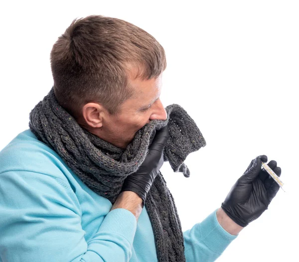 医療と医療の概念 手の中に温度計を保持保護手袋の男 インフルエンザに苦しんでいる間 体温を測定 温度計が病気に感じると欲求不満男性 — ストック写真