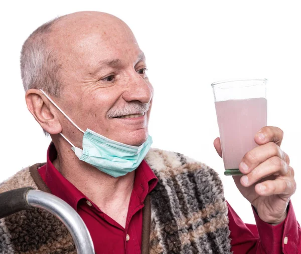 Sorrindo Homem Sênior Tomando Suplemento Dietético Sobre Fundo Branco — Fotografia de Stock