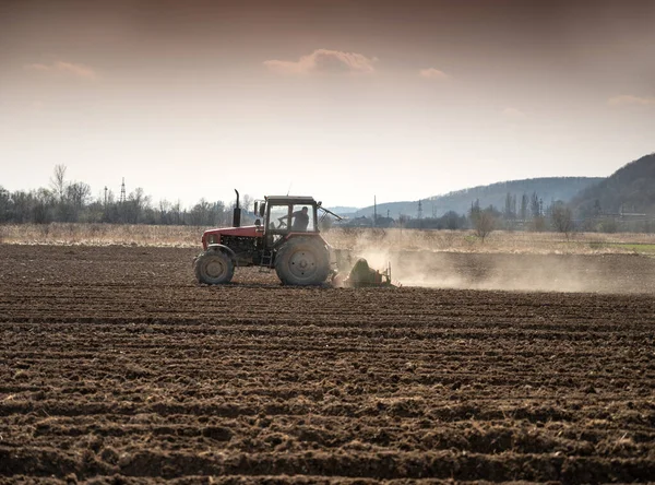 Traktördeki Çiftçi Baharın Başında Fidelenmiş Ekiciyle Toprağı Hazırlıyor Tarım Arazilerindeki — Stok fotoğraf
