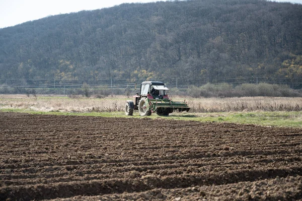 Agricoltore Trattore Preparando Terreni Con Seminativo All Inizio Della Primavera — Foto Stock