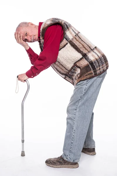 医療の概念 背中の痛みや白い背景の手綱に苦しんで杖を持つ不幸な高齢者 — ストック写真