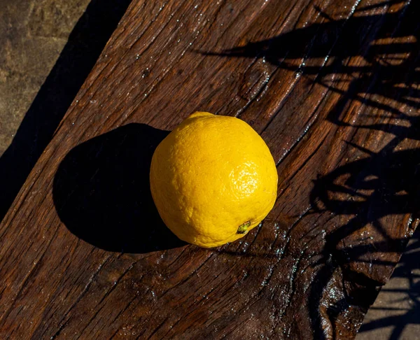 Wet Yellow Lemon Wooden Board Outdoors — Stock Photo, Image