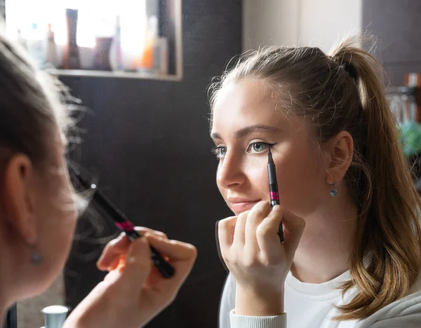 Adolescente Aplicación Maquillaje Casa — Foto de Stock