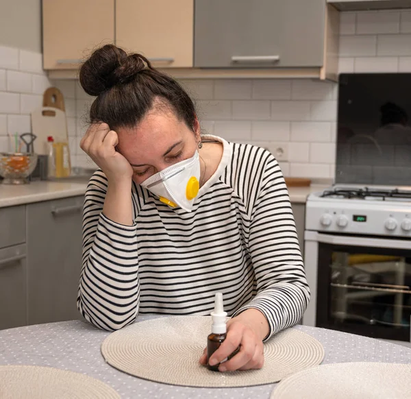 家で頭痛に苦しんでいる保護マスクの病気の女性 — ストック写真