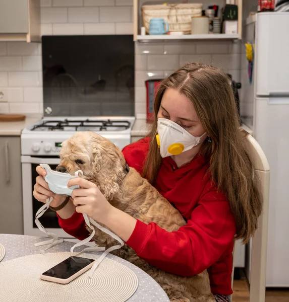 Środki Ostrożności Przeciw Pandemii Koronawirusów Nastolatka Masce Medycznej Pies Masce — Zdjęcie stockowe
