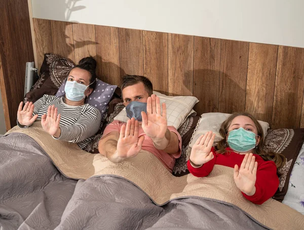 Gesundheitskonzept Kranke Familie Liegt Schutzmasken Hause Bett — Stockfoto